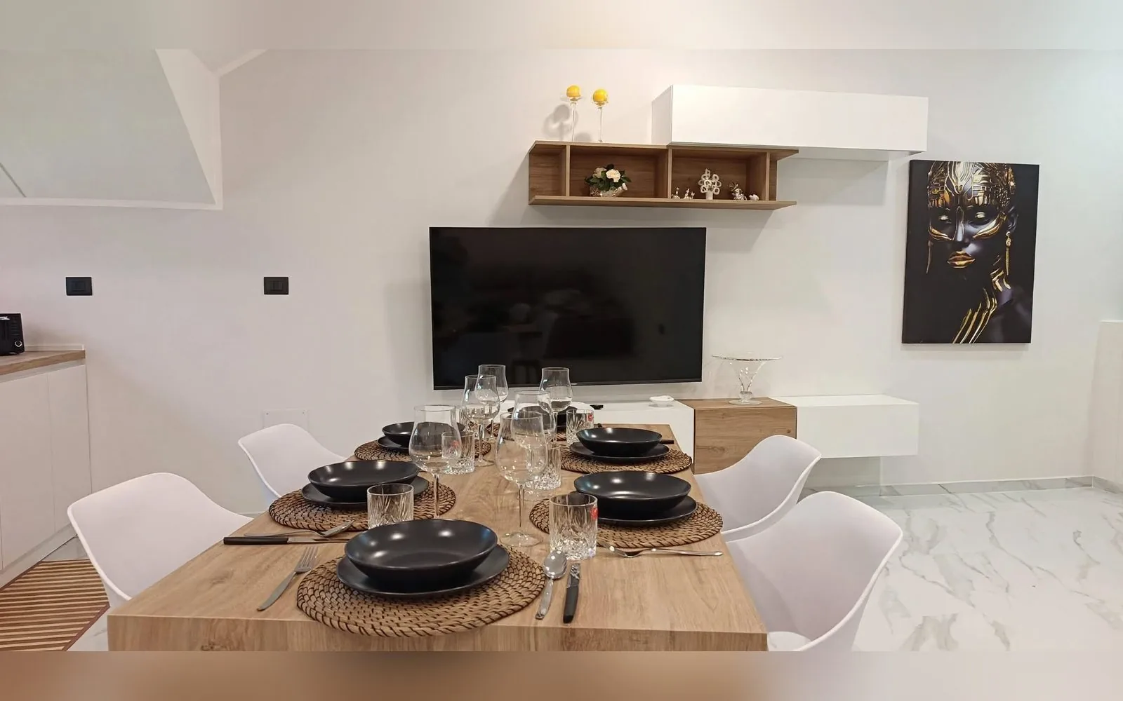 Soggiorno con TV e tavolo
