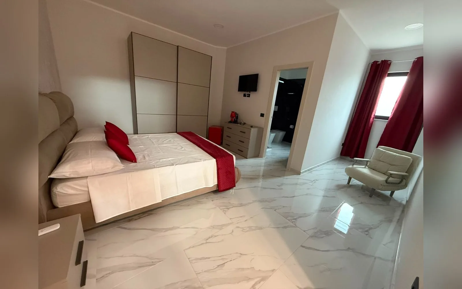 Red Room con armadio e poltrona