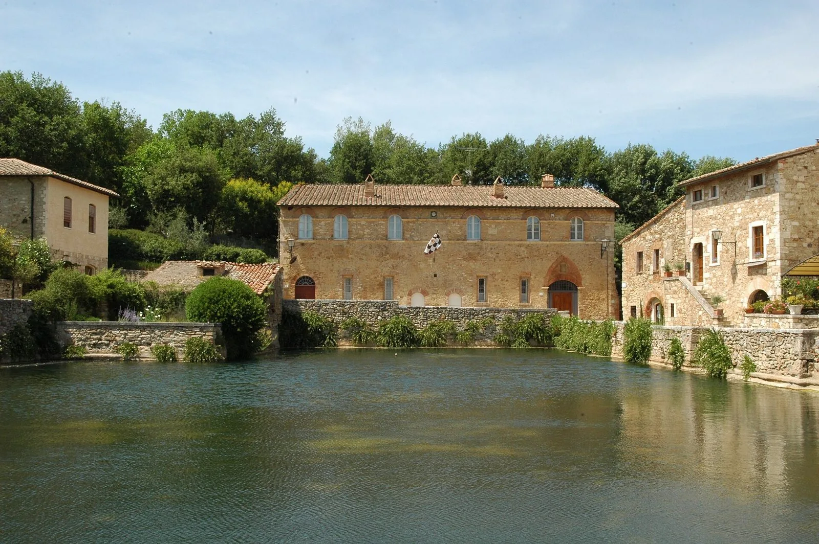 La vasca termale di Piazza delle Sorgenti a Bagno Vignoni circondata da edifici in pietra