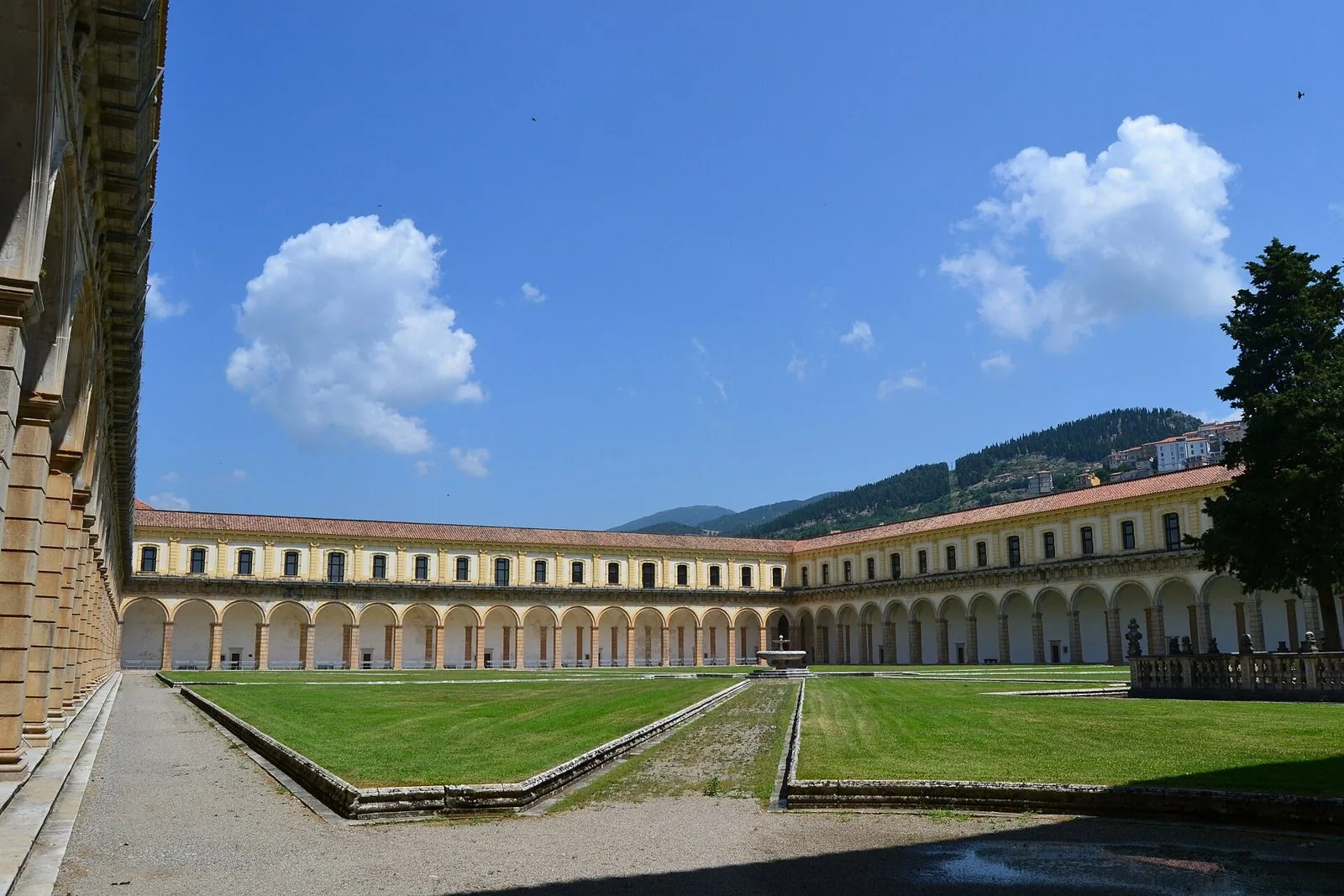 Il chiostro grande della Certosa di San Lorenzo a Padula con i portici e il prato centrale