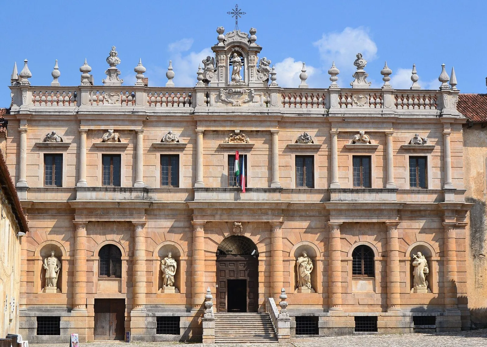 Facciata barocca della Certosa di San Lorenzo a Padula vista dal cortile esterno