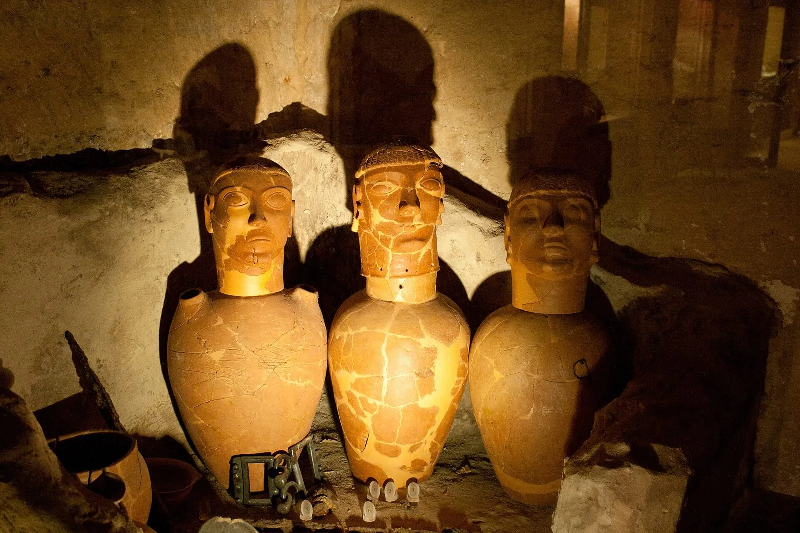 Tre canopi etruschi in terracotta con volto umano esposti nel museo archeologico di Chianciano Terme