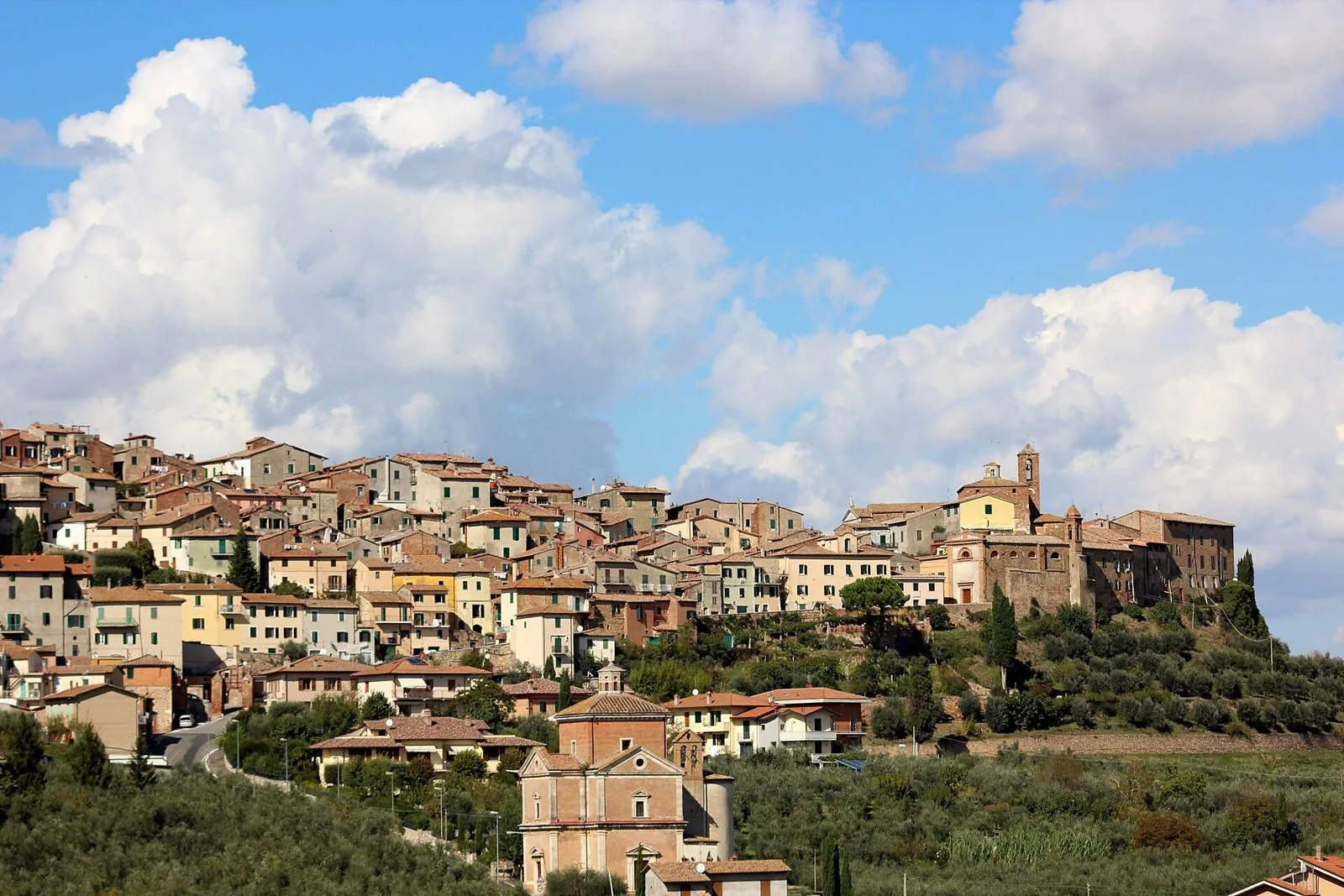 Il borgo antico di Chianciano Terme sulla collina tra ulivi e cielo azzurro
