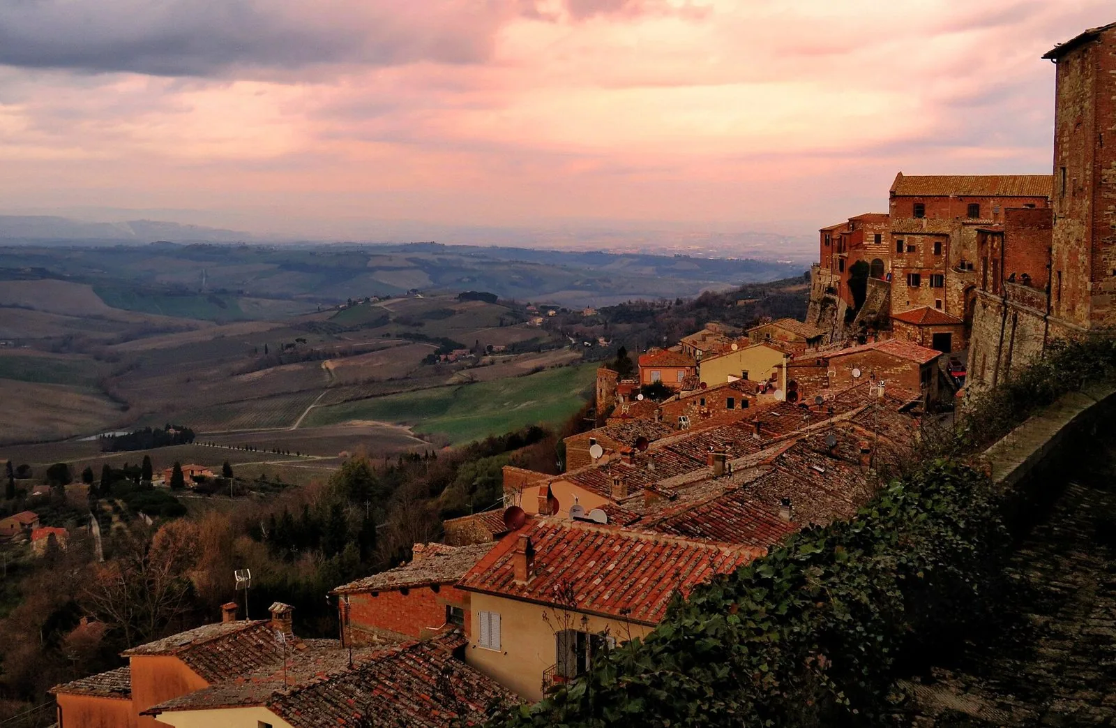Tetti di Montepulciano al tramonto con vista sulle colline della Valdichiana