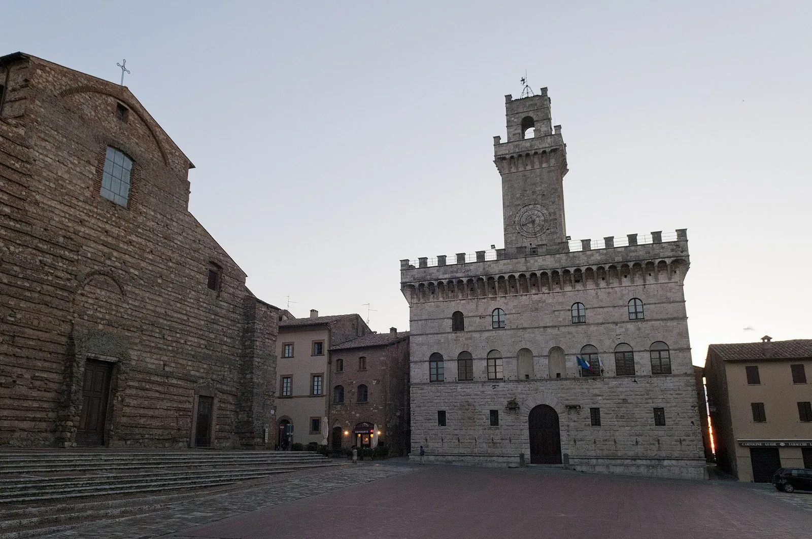 Piazza Grande di Montepulciano con la facciata incompiuta del Duomo e il Palazzo Comunale con la torre