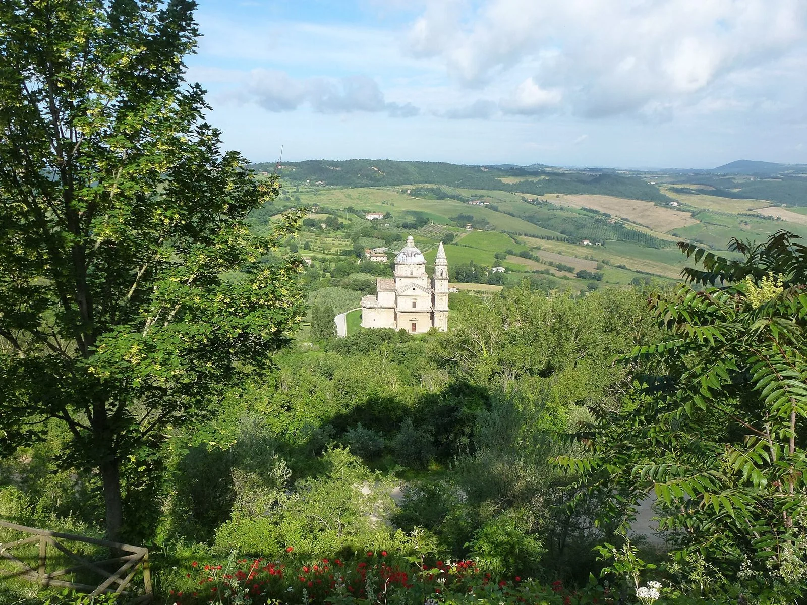 Il Tempio di San Biagio in travertino visto dall'alto, immerso nel verde della campagna di Montepulciano