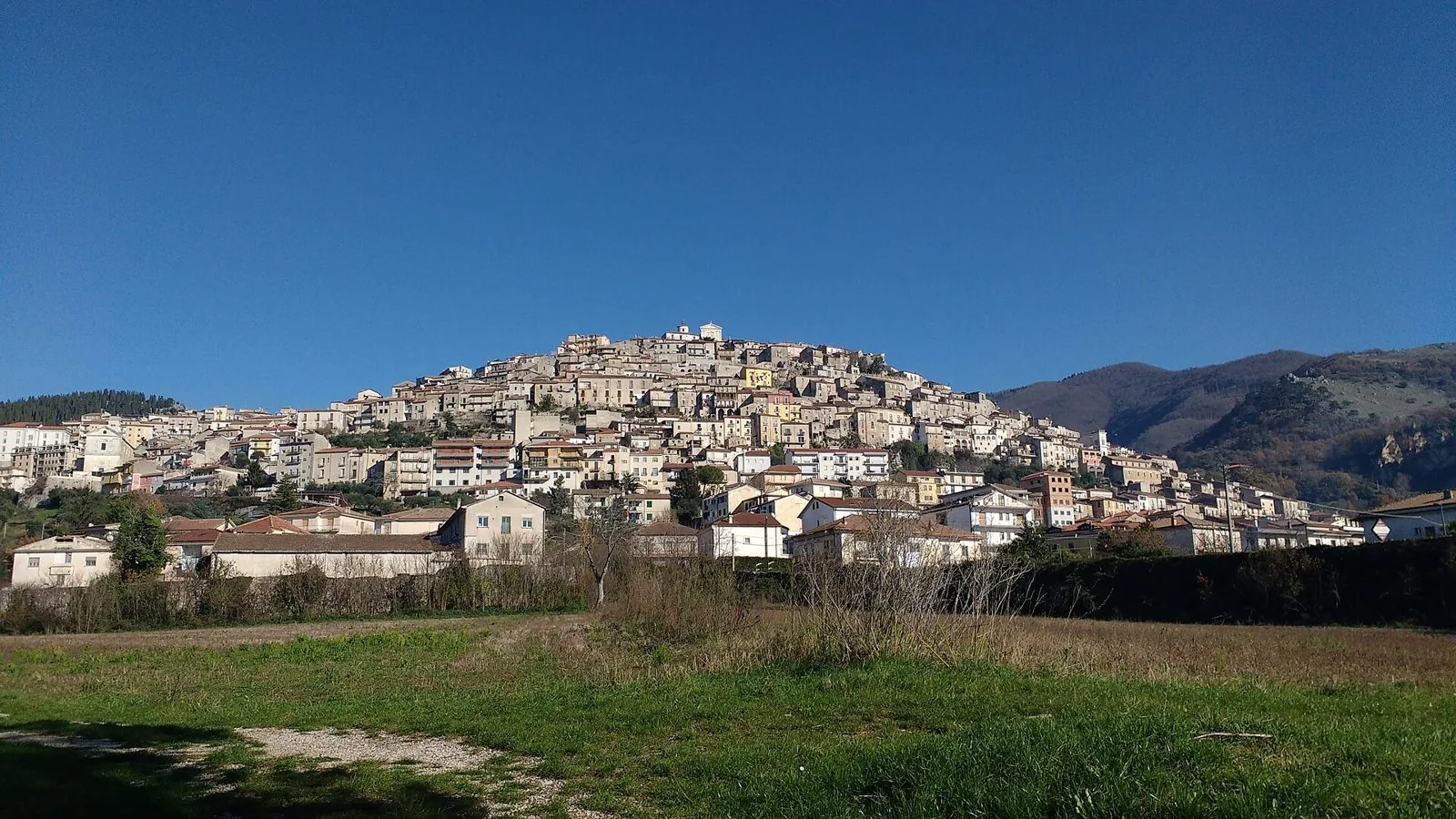 Veduta del paese di Padula arroccato sulla collina, vista dalla Certosa