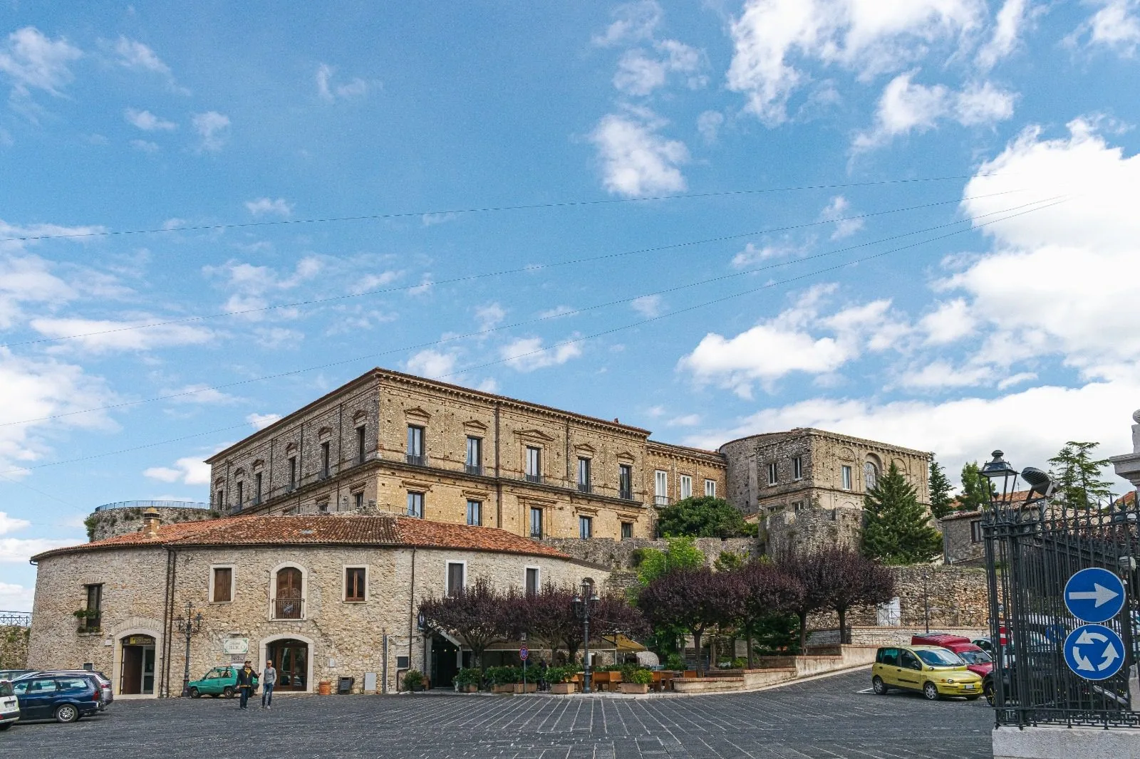 Il Castello Macchiaroli di Teggiano visto dalla piazza sottostante