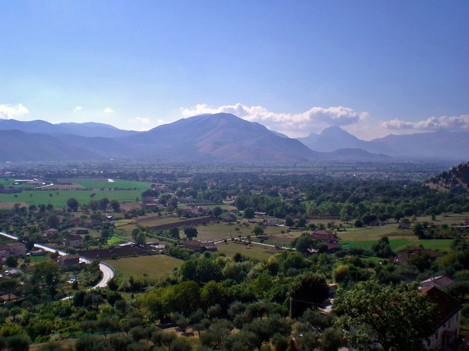 Panorama della pianura del Vallo di Diano con campi coltivati e montagne sullo sfondo
